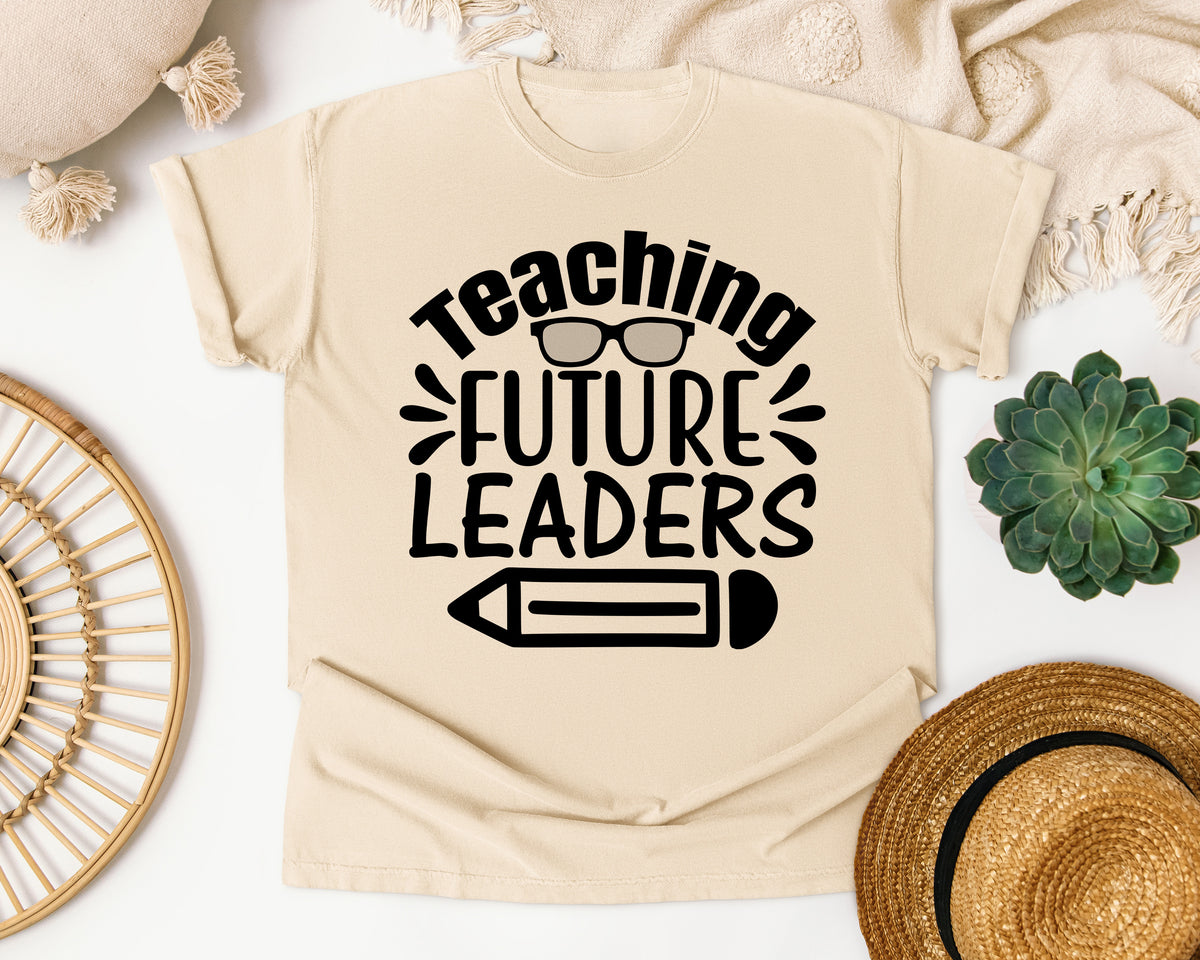 Teaching Future Leaders graphic tee in Ivory
