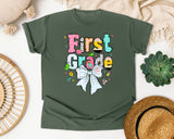 First Grade Paper Bow graphic tee in Moss