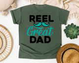 Reel Great Dad graphic tee in Moss